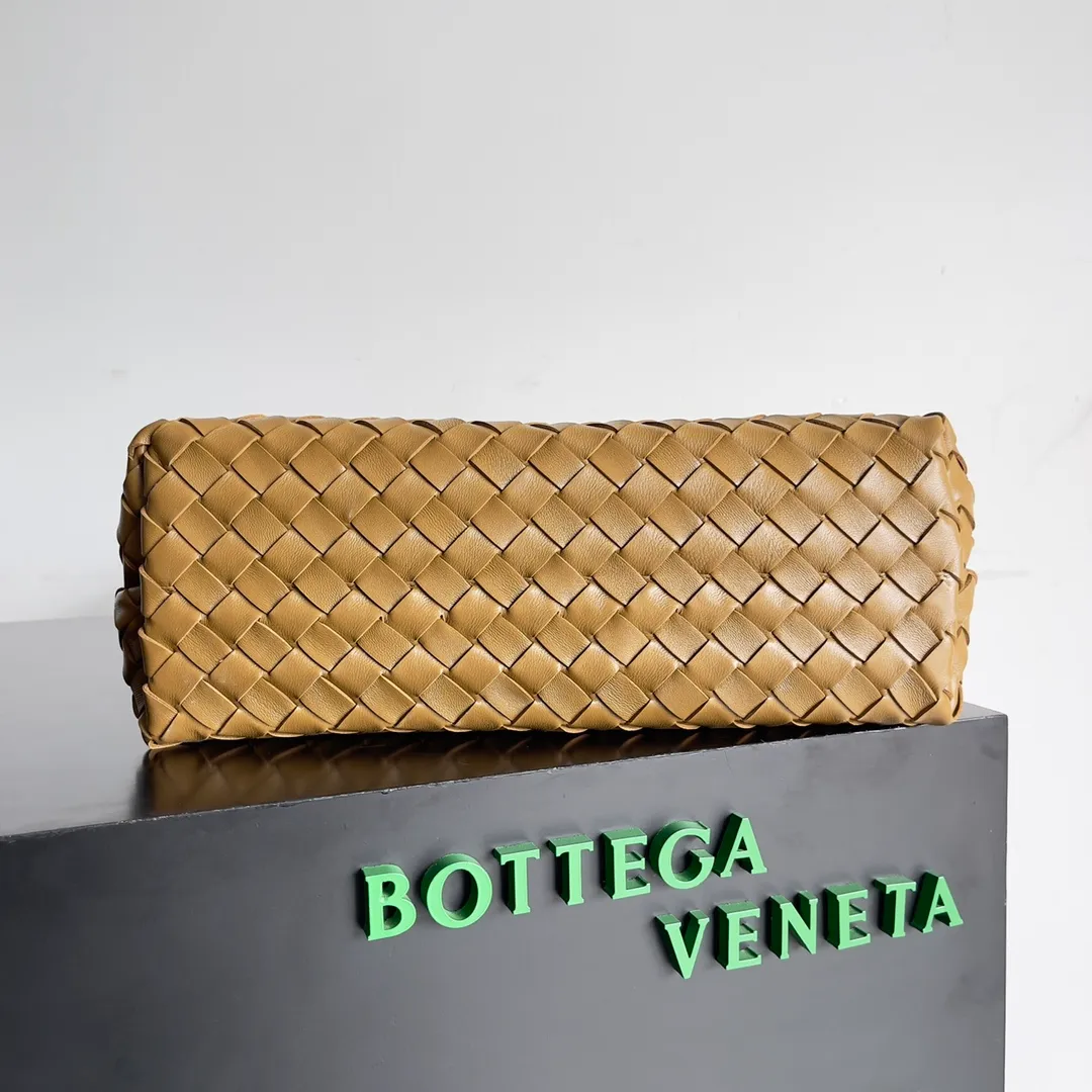 The 2023 new Andiamo batch of 2260 BV has been shipped‼ ️Really popular🔥The new Andiamo woven handbag launched by Bottega Veneta this season is really popular all over the world! ! Celebrities at home and abroad have worn it, and Oscar-winning actress Michelle Yeoh has taken it out on the street. Song Jia, Trai Yara, Yu Feihong, Sanji Ayaka, Rosie Hunting-Whiteley, Yoshioka Riho, etc. have all picked up this bag. It is classic and versatile, showing off its temperament, and the bag capacity is also large, which is very convenient for daily commuting! ! A variety of carrying methods, the shoulder straps can be adjusted by yourself, the original lambskin feels soft and delicate, and the unisex style breaks the gender boundaries and brings a more practical and long-lasting use experience. Andiamo, which has both elegant and casual styles, perfectly interprets the true appearance of "fashionable old money style". Style number: 743572 Size: 32*24*12